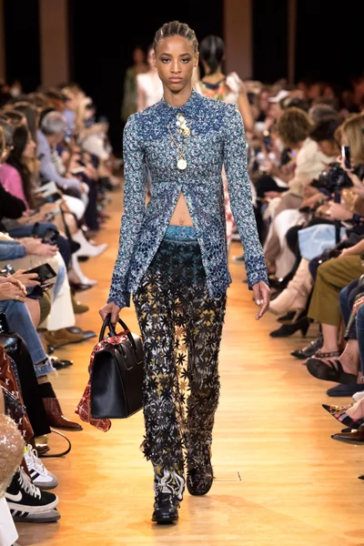 Look 16